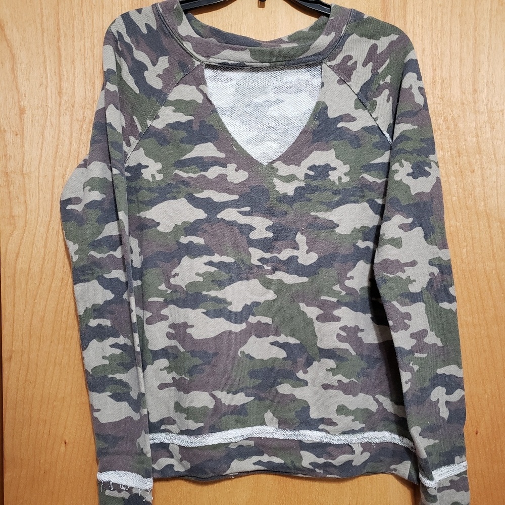 Long sleeve army print V neck top.